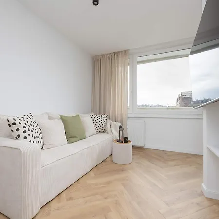 Cosy With Balcony Near Pge By Renters Apartment *