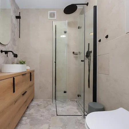 Cosy With Balcony Near Pge By Renters Apartment
