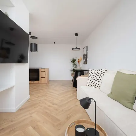 Cosy With Balcony Near Pge By Renters *