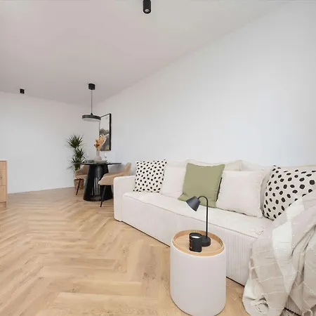 Cosy With Balcony Near Pge By Renters Apartment *